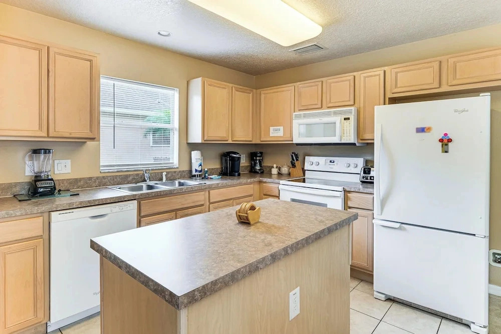 11 Mi to Disney! Family Haven w/ Poolside Oasis