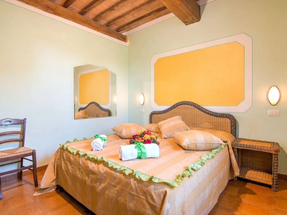 Farmhouse by Lake Trasimeno with Pool