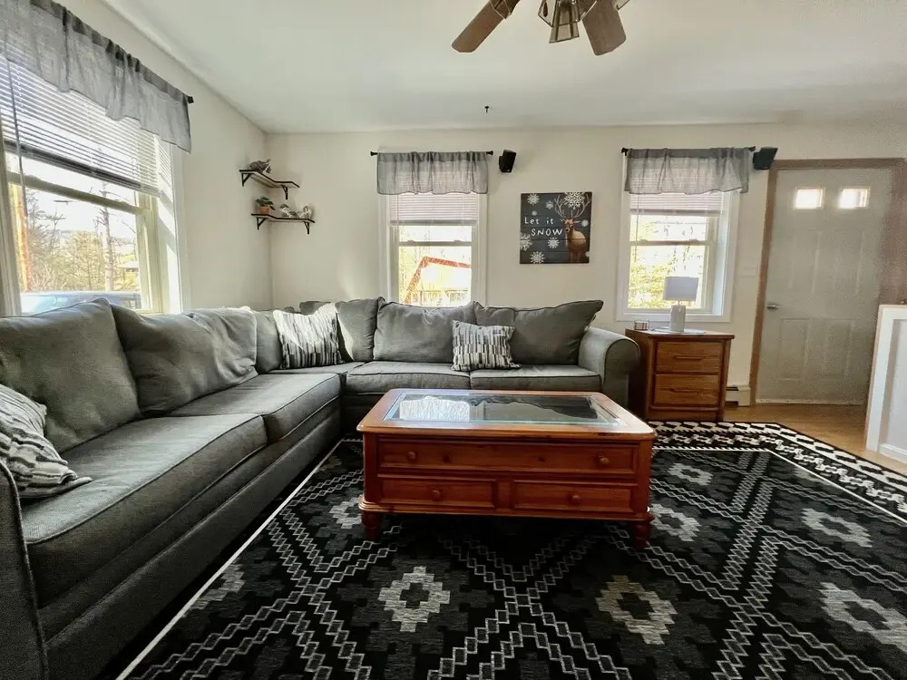 Charming Cottage Amidst Majestic Peaks 3 Bedroom Home