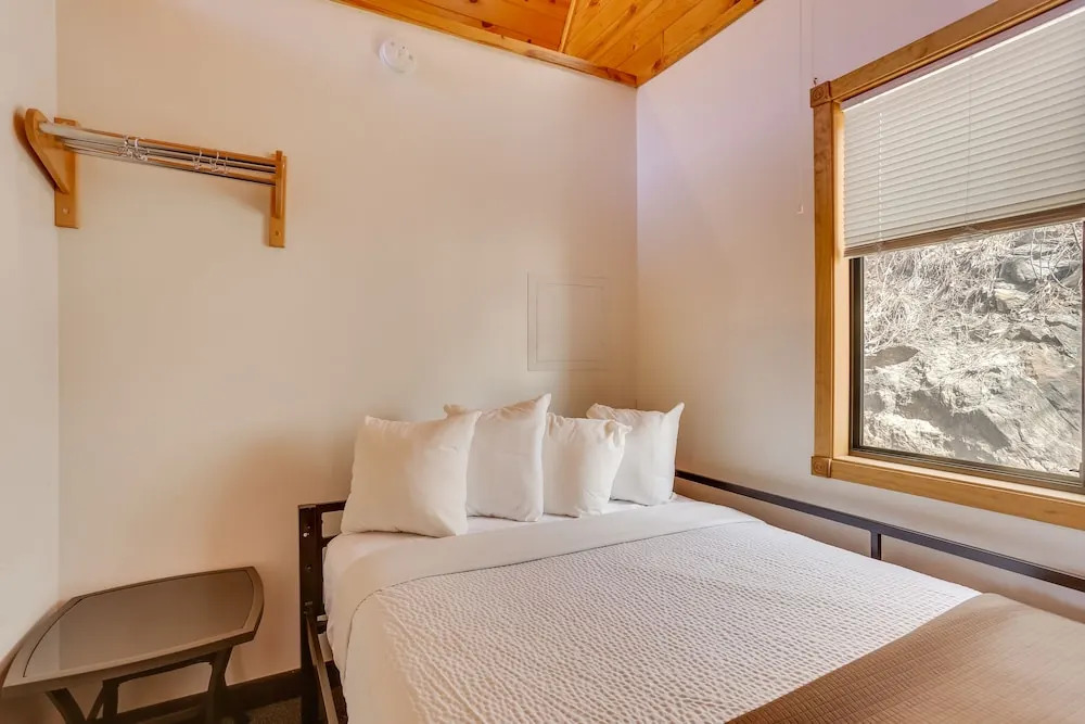 Cozy Keystone Cabin: Hot Tub, 3 Mi to Mt Rushmore!
