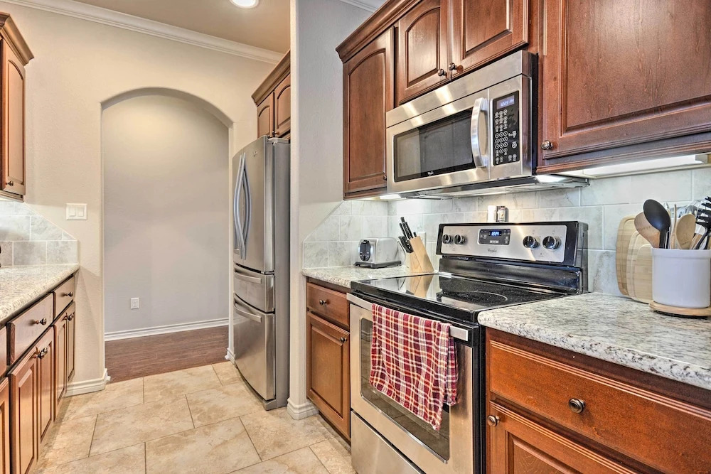 College Station Townhouse w/ Private Patio