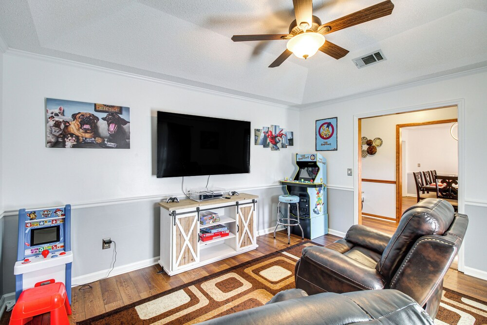 Pool + Gameroom: Family Fun Retreat in Hinesville!