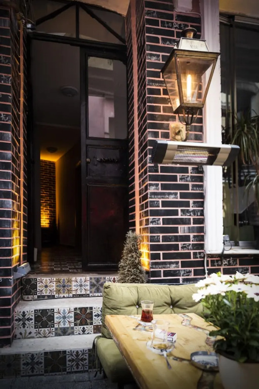 Guzi Rooms & Suites
