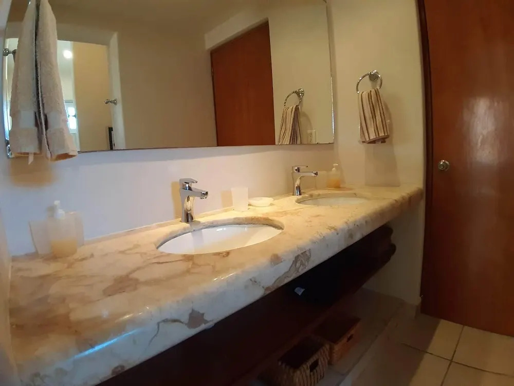 New Listing Close To Beach Sunny Spacious Villa