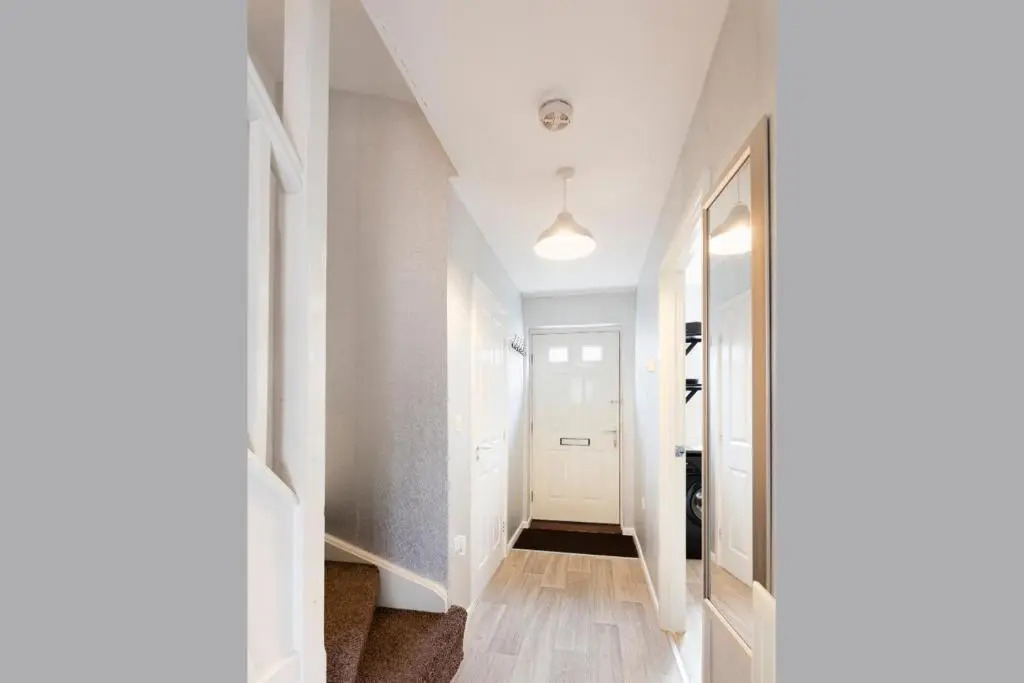"Book Today" - 4 bed house, Sleeps up to 10, Free wifi, Perfect for Family & Business Travelers - Hartco Serviced Accommodation Walsall