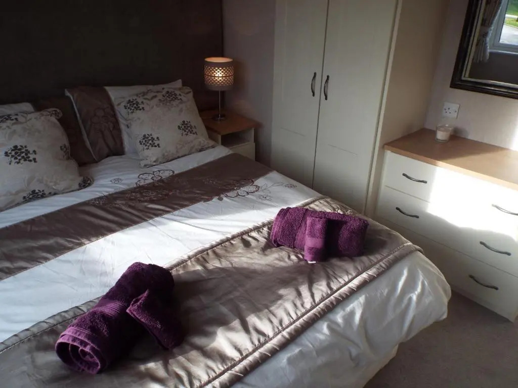 Devon Hills Holiday Park luxury timber lodge pet friendly with hot tub 2 to 6 guests