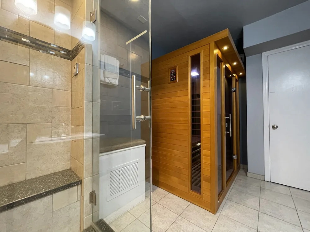 Couples Retreat With Hot Tub, Sauna and Steam Room