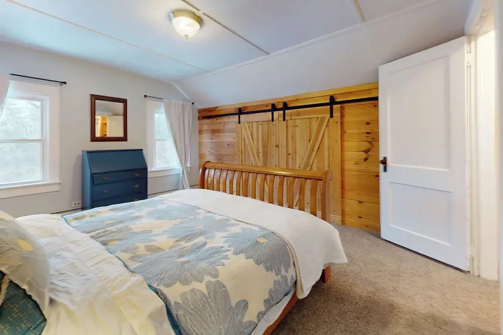 2 Mins to Lake Park, Beach & Town! Cozy Cottage
