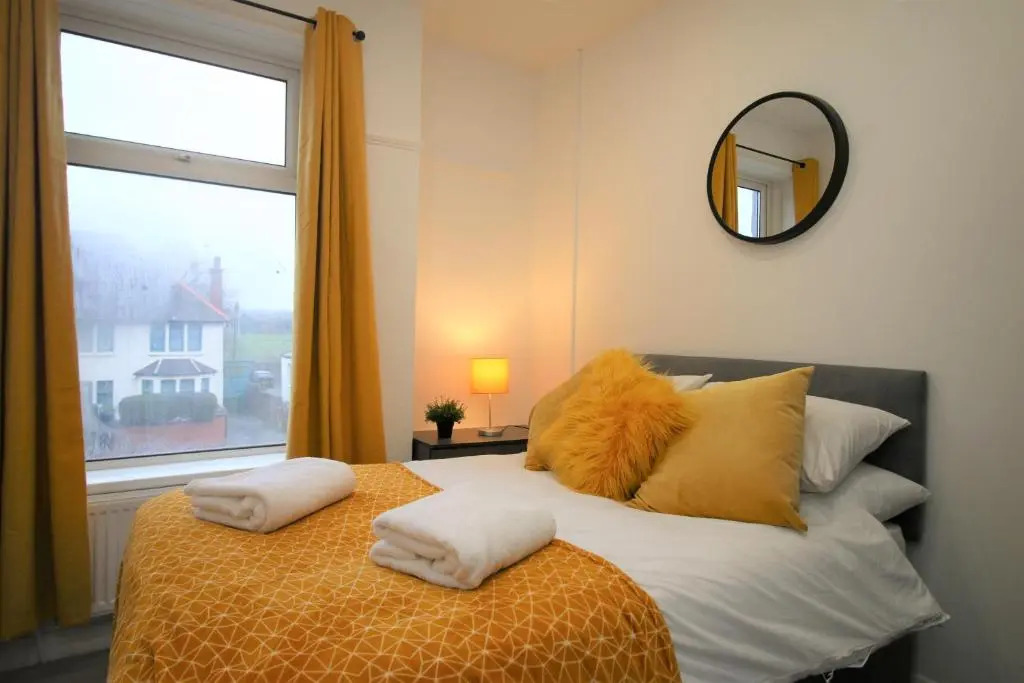 Free Local Parking - Fast WiFi - Sleeps 10 Guests by PROPERTY PROMISE