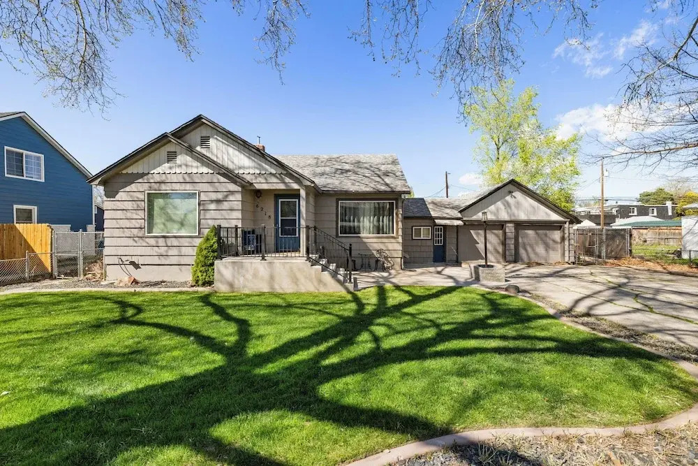 Spacious Family Home w/ Garage Game Room & Office!