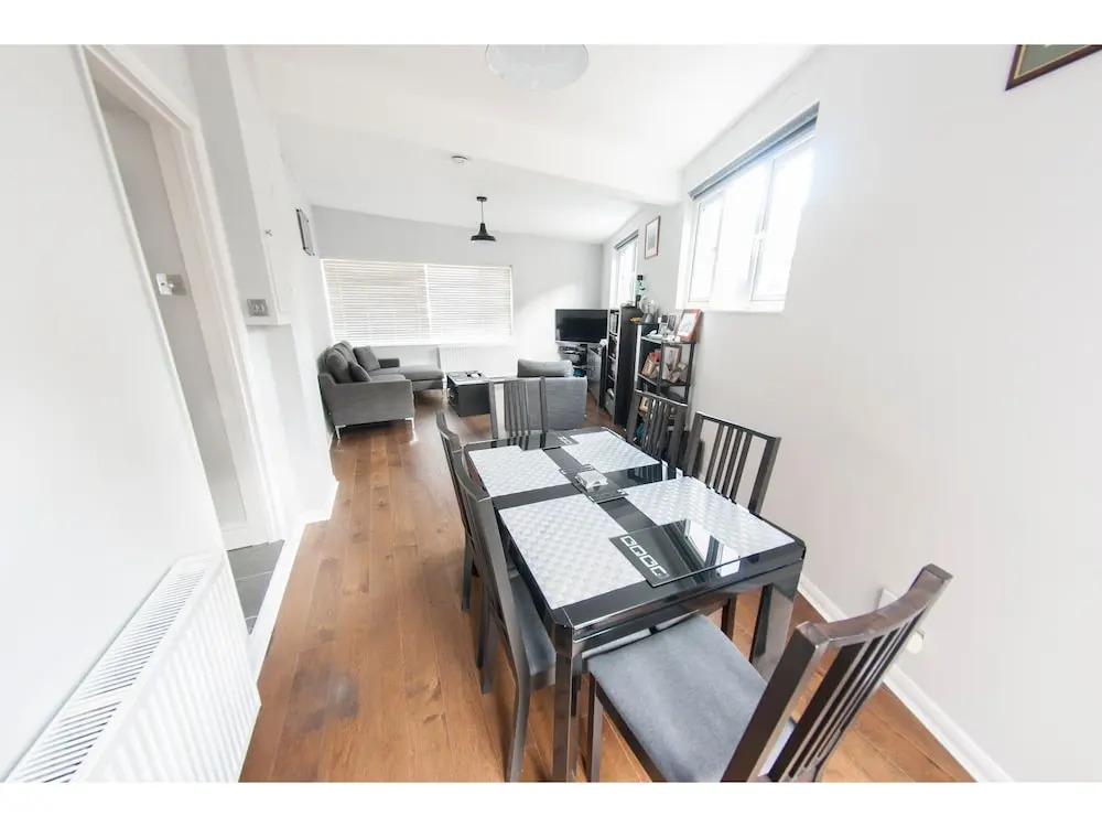Bright & Spacious Garden Flat for 4 in London