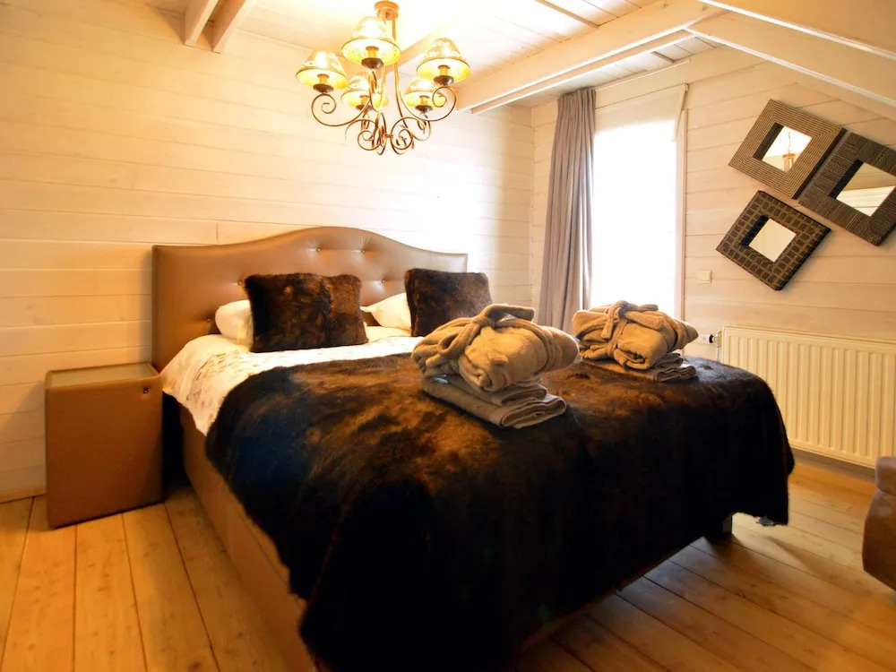 Luxurious Villa with Sauna, Hot Tub, Recreation Room, Large Enclosed Garden