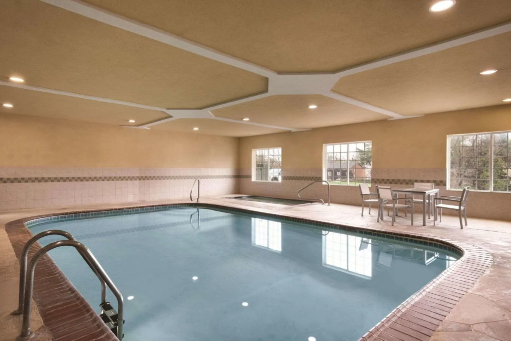 Country Inn & Suites by Radisson, Valparaiso, IN