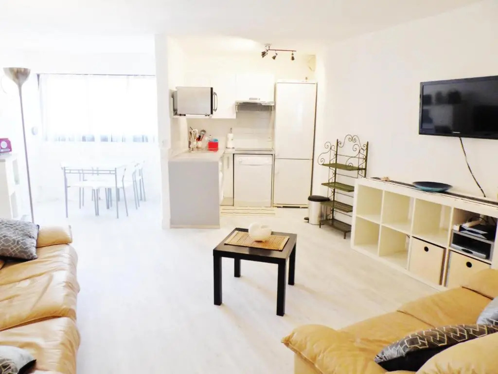 CANNES plage 2mn/45m2/vue mer/inernet/clim/parking privé
