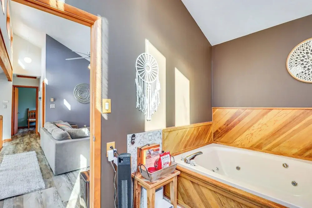 Private Spa, Fire Pit & Deck: Poconos Home!