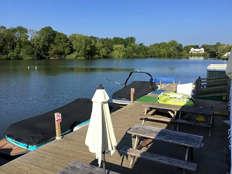 Pet-Friendly Waterside Lodge - Cotswold Water Park