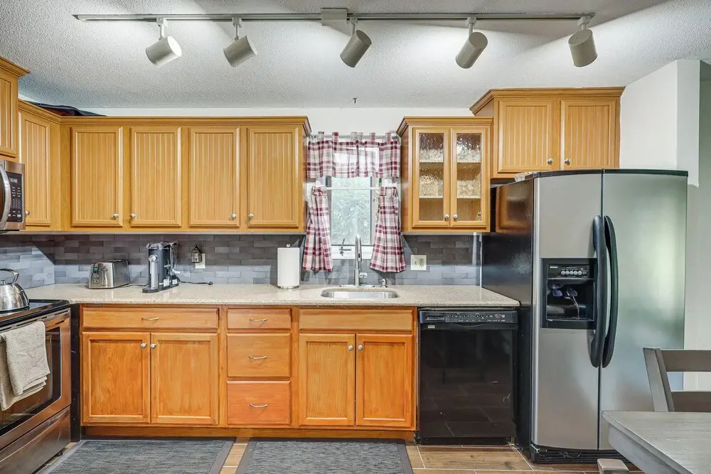 Quaint Bristol Townhome ~ 14 Mi to West Hartford!