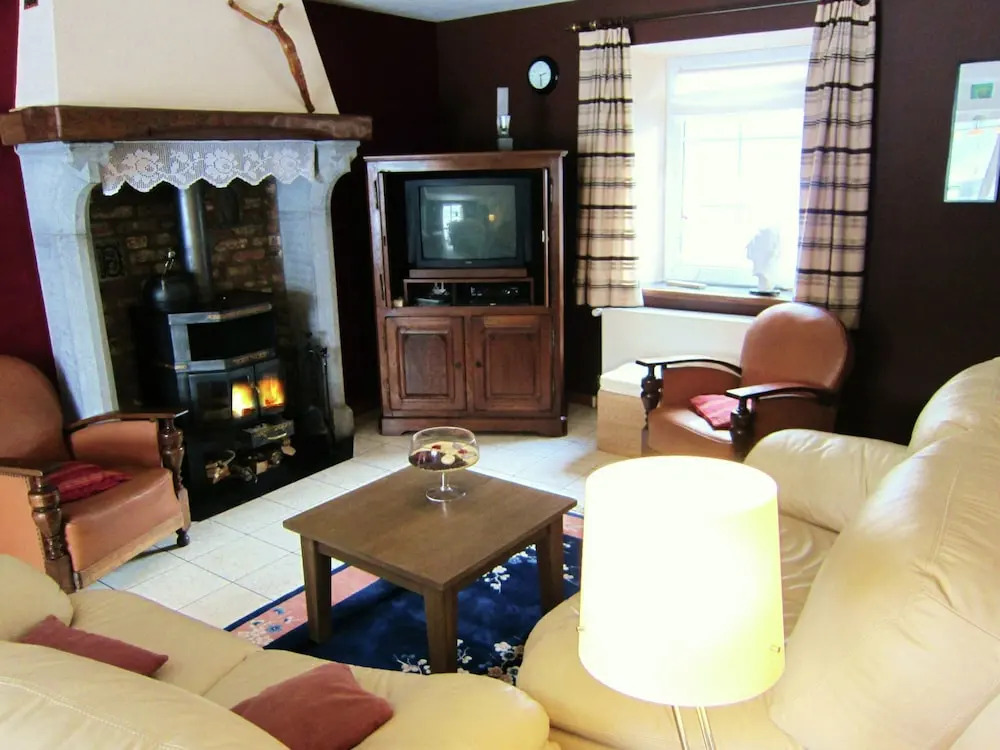Splendid Cottage in Thynes with Hot Tub