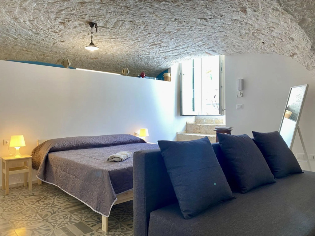historic residence, surrounded by greenery, suitable for couples, relaxation guaranteed-Dimora Dalia