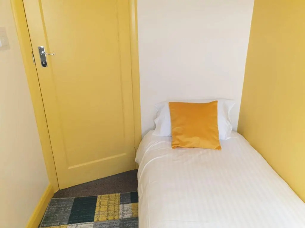 Large 4bed house up to 7beds parking Slough Train Station