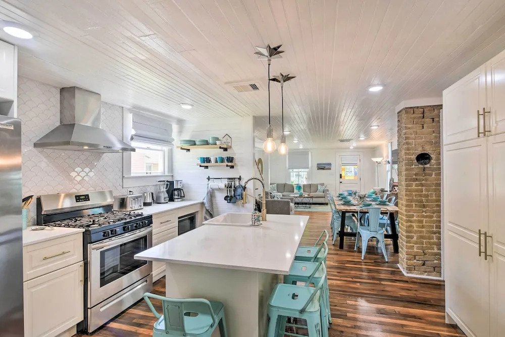 Walk to The Strand: Historic Galveston Home!