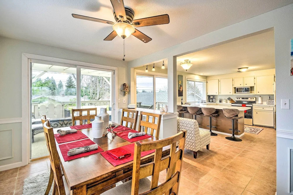 Spacious Tacoma Getaway: 2 Mi to Old Town!