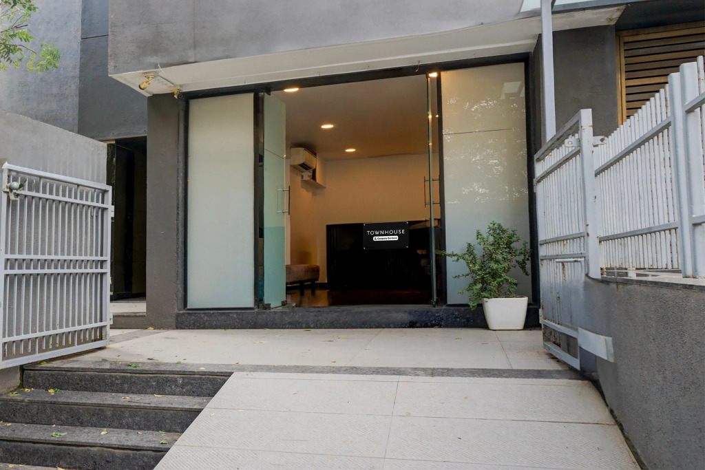 Super Townhouse Balewadi High Street