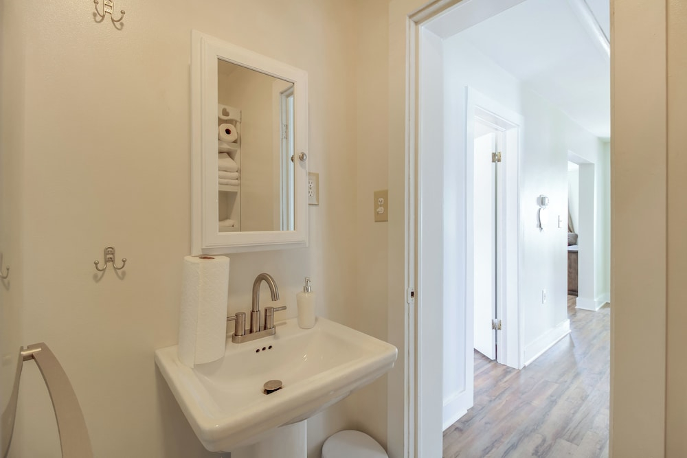 Lakes, Whiskey & More! Charming Home in Tullahoma