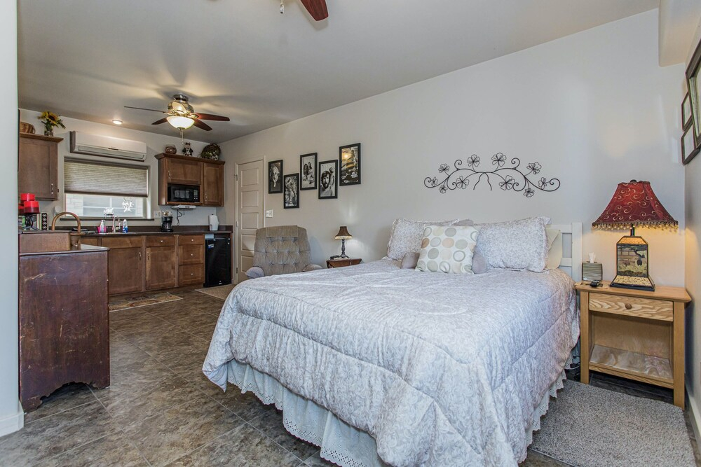 Waterfront 5 BR w/ Hot Tub Sleeps 13!