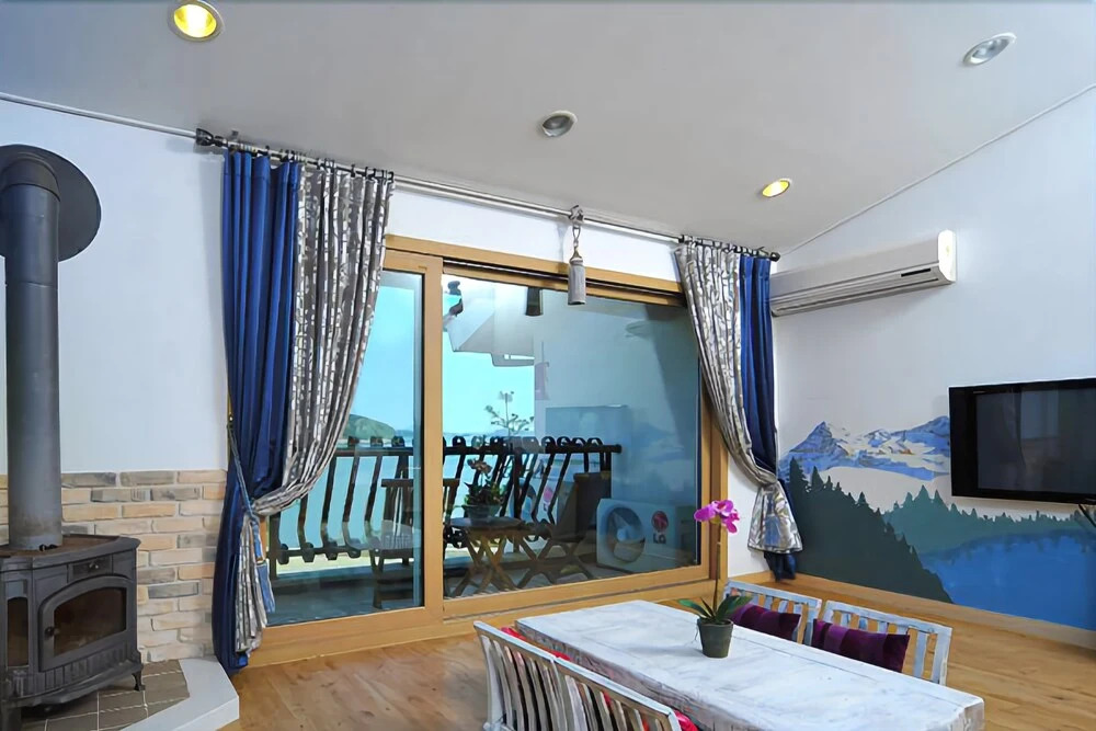 Taean (Anmyeondo) Before Sunset Pension