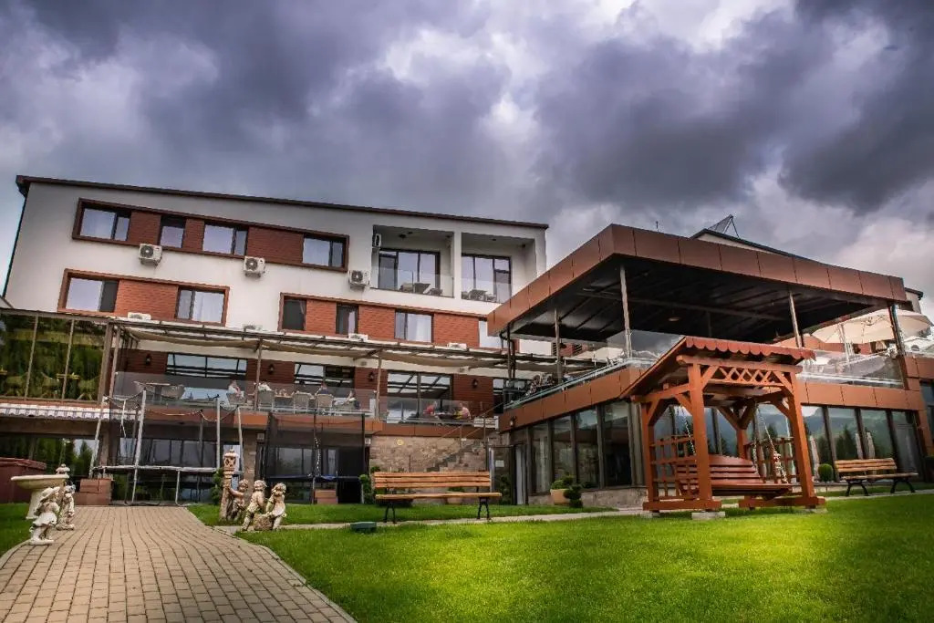 Hotel Roser House Boutique - pe malul lacului Colibita