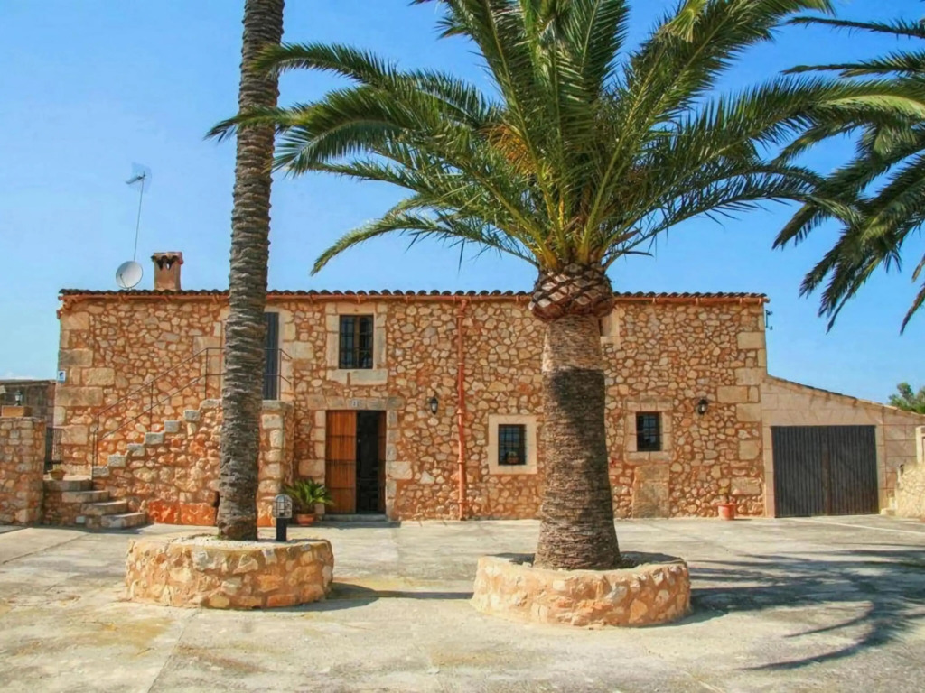 Lovely Holiday Home in Vilafranca de Bonany with Pool and large garden