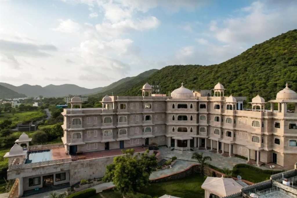 Traavista Aravali Mahal - Luxury Lake View Heritage Resort in Udaipur