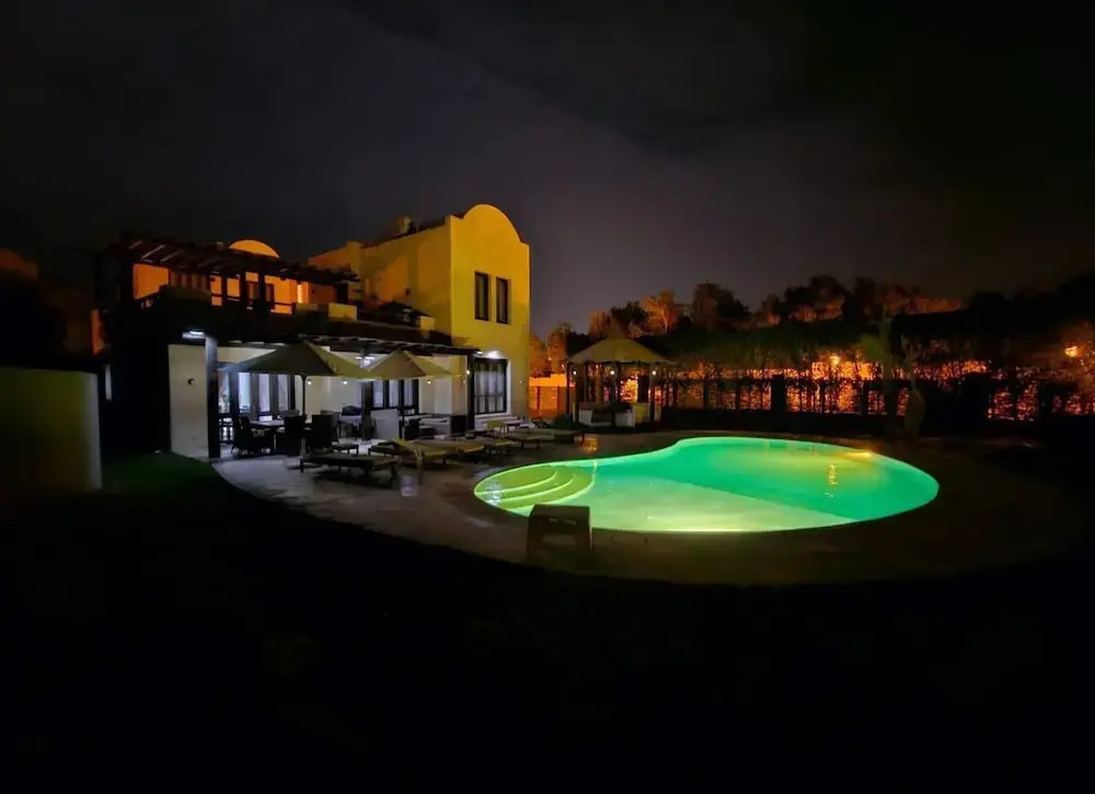 Villa - Sleeps 6 - Heated Pool - Garden - Parking