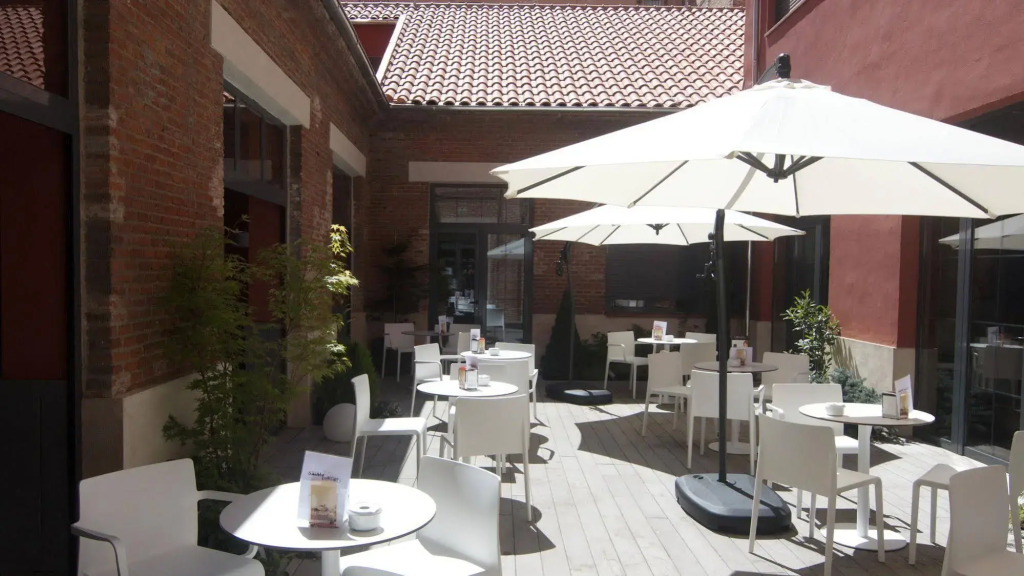 The Book Factory Hostel by gaiarooms