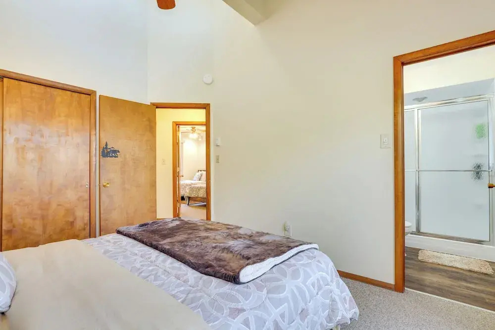 Near Water Parks: Pet-friendly Tobyhanna Getaway!