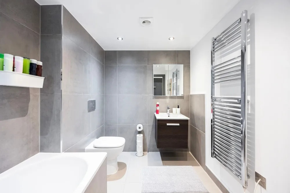 2 Bed 2 Bath Deluxe Flat in Kensington