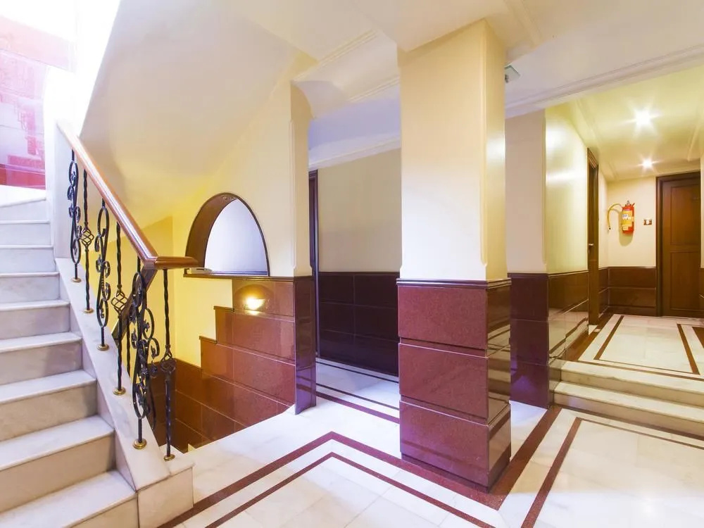 HOTEL ASHRAY INTERNATIONAL, SION - Near BKC