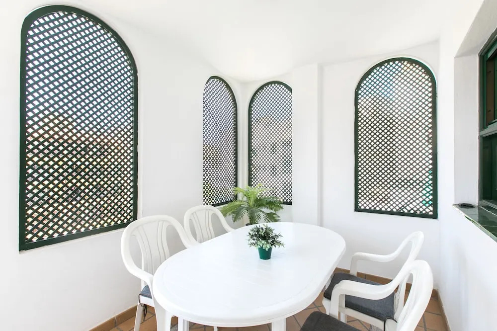 The Midpoint Apartment, Coastal Life Between the Two Beaches