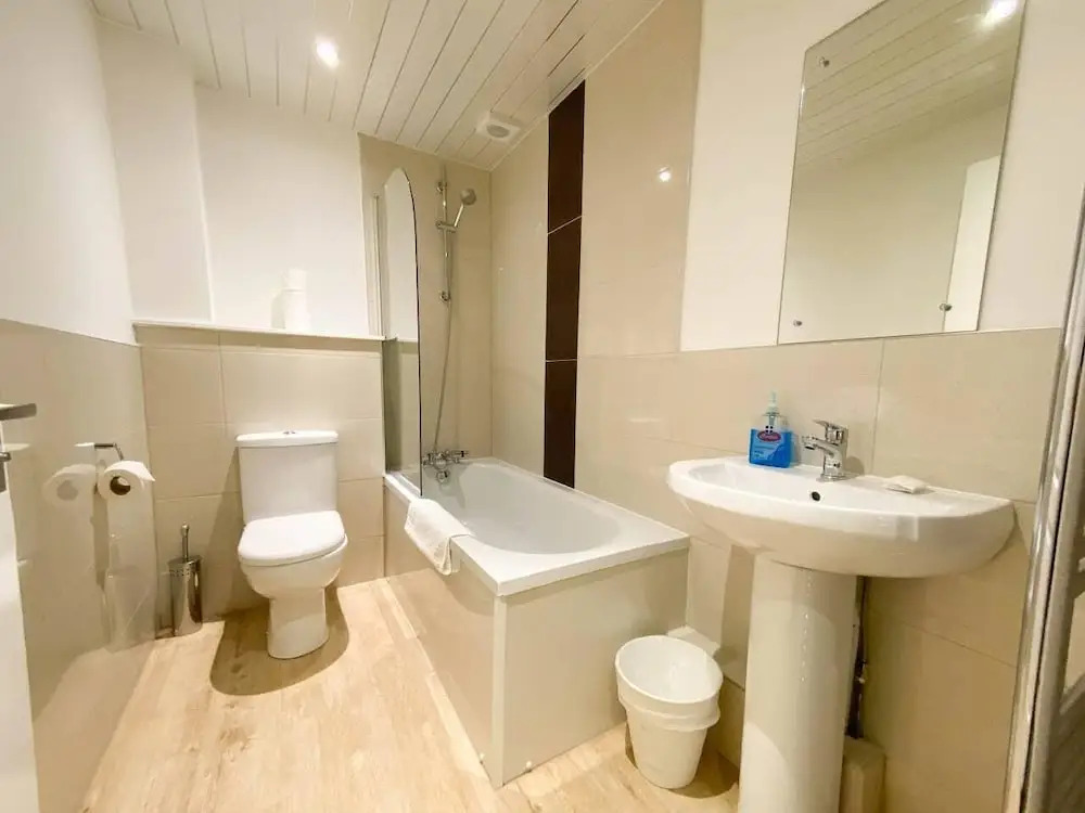 Large Modern 3 Bedroom Apartment - Free Parking