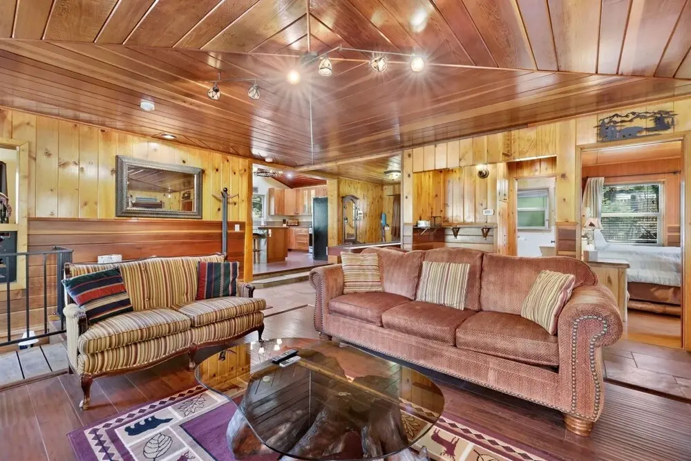 2056-top Notch Lodge 3 Bedroom Home by RedAwning