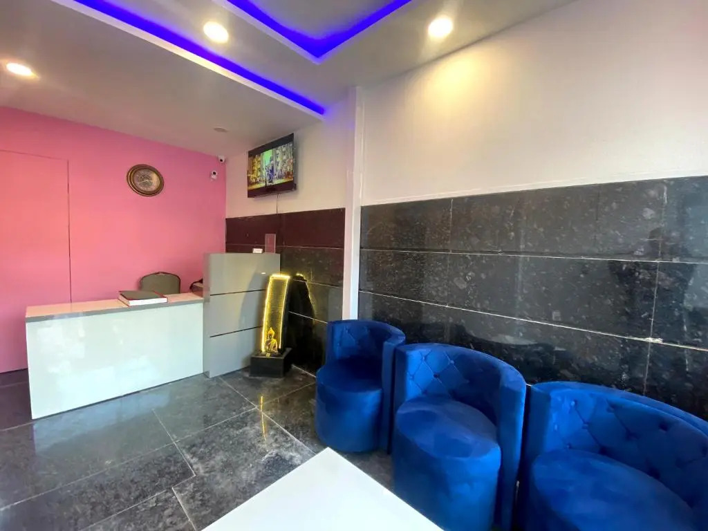 The Metro Stay By F9 Hotels-Near Sector 18 Metro Station Noida