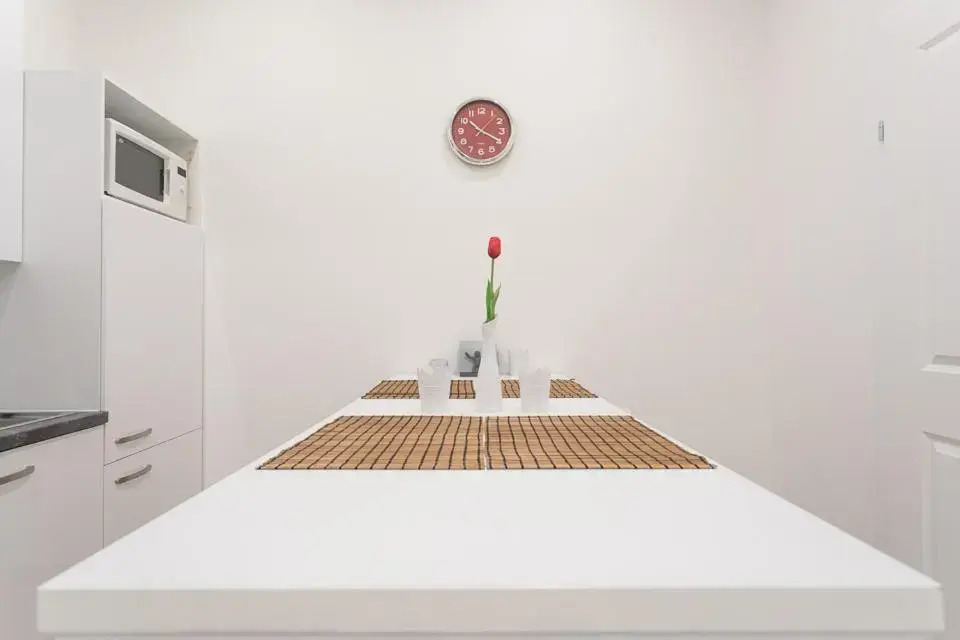 Bright Red Heart Apartment in Leopoldstadt