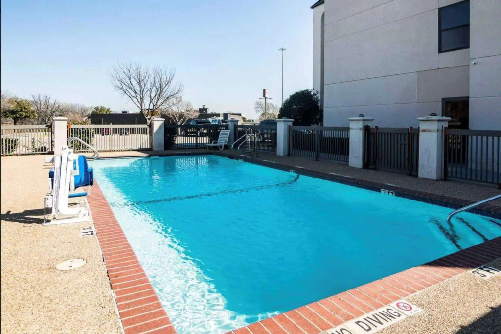 Days Inn by Wyndham Fort Worth North / Fossil Creek