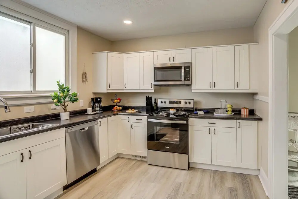 1 Mi to Cedar Point: Family Getaway w/ Porch!