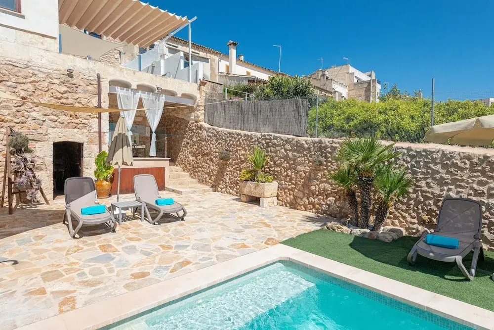 Villa in Buger With Pool & Mountain Views