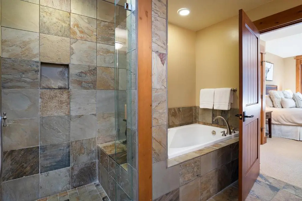Cozy Ski-In/Ski-Out Northstar Village Residence - Big Horn 408