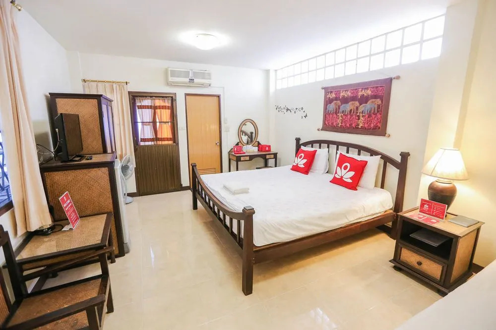 ZEN Rooms Sripoom Soi 1