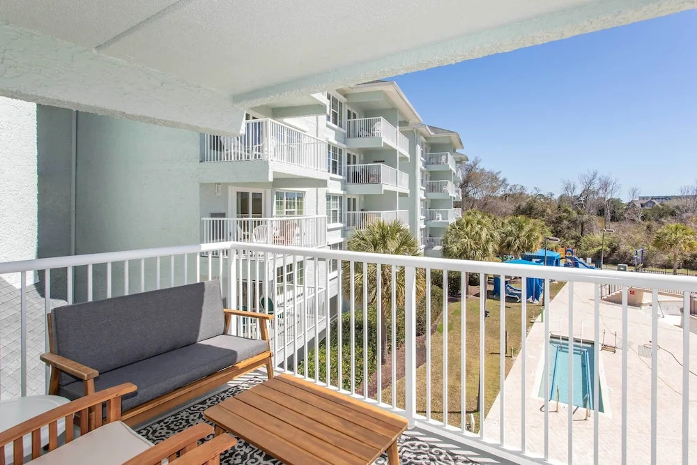 Summerhouse Villas Condo: Private Resort Beach