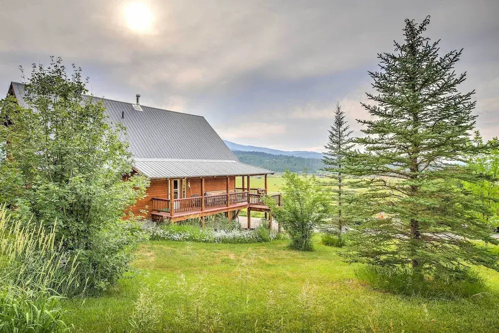 Luxe Alpine Cabin w/ Wraparound Deck & Mtn Views!